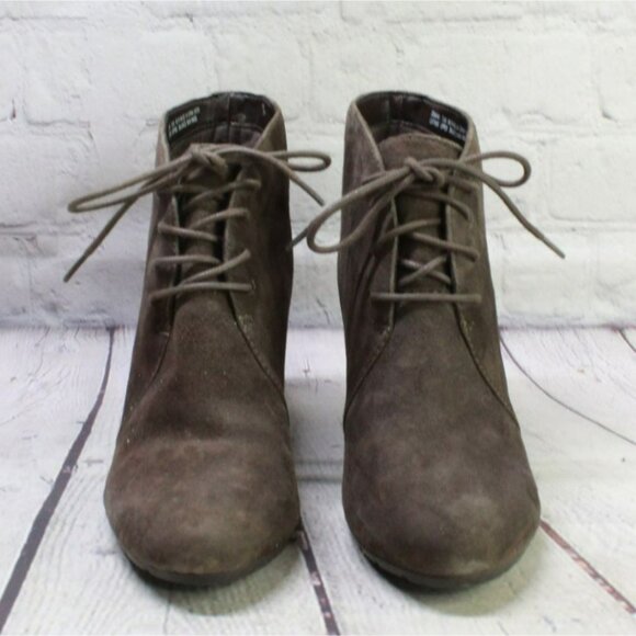 Clarks Brown Suede Lace Up Casual Wedge Ankle Booties Size 7.5 M - Picture 4 of 9